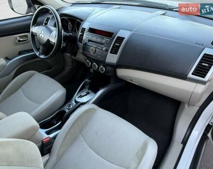 Белый Мицубиси Аутлендер, объемом двигателя 3 л и пробегом 269 тыс. км за 10500 $, фото 56 на Automoto.ua