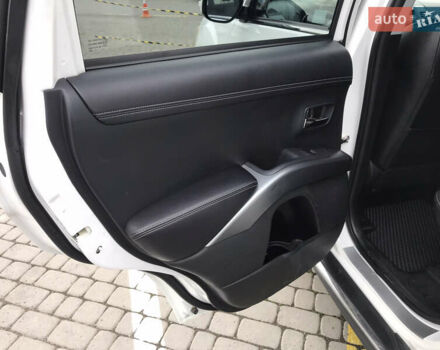 Белый Мицубиси Аутлендер, объемом двигателя 2.18 л и пробегом 285 тыс. км за 11500 $, фото 13 на Automoto.ua