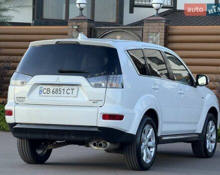 Белый Мицубиси Аутлендер, объемом двигателя 3 л и пробегом 269 тыс. км за 10500 $, фото 32 на Automoto.ua