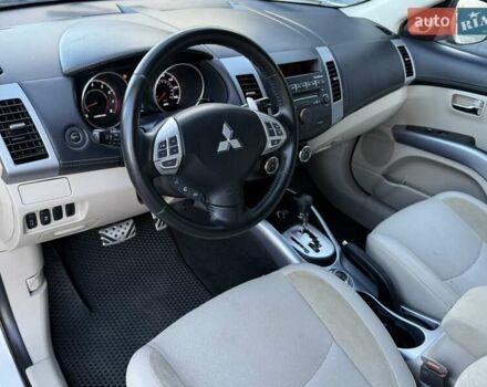 Белый Мицубиси Аутлендер, объемом двигателя 3 л и пробегом 269 тыс. км за 10500 $, фото 44 на Automoto.ua