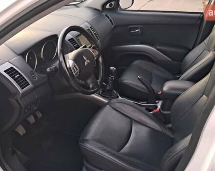 Белый Мицубиси Аутлендер, объемом двигателя 2.27 л и пробегом 191 тыс. км за 10999 $, фото 16 на Automoto.ua