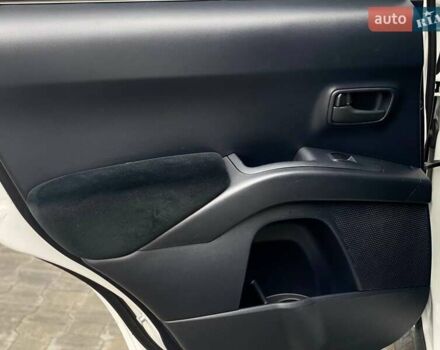 Білий Міцубісі Аутлендер, об'ємом двигуна 2 л та пробігом 248 тис. км за 10490 $, фото 40 на Automoto.ua