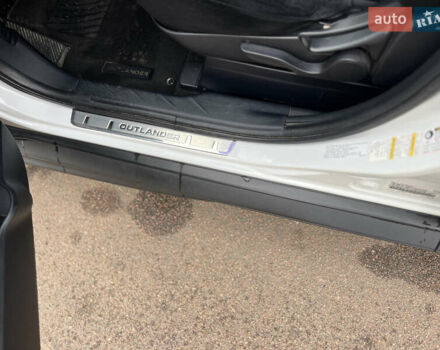 Білий Міцубісі Аутлендер, об'ємом двигуна 2.36 л та пробігом 260 тис. км за 9700 $, фото 29 на Automoto.ua