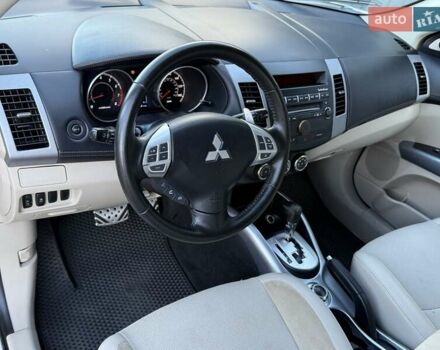 Белый Мицубиси Аутлендер, объемом двигателя 3 л и пробегом 269 тыс. км за 10500 $, фото 46 на Automoto.ua