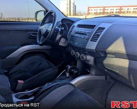 Белый Мицубиси Аутлендер, объемом двигателя 2 л и пробегом 218 тыс. км за 10900 $, фото 4 на Automoto.ua