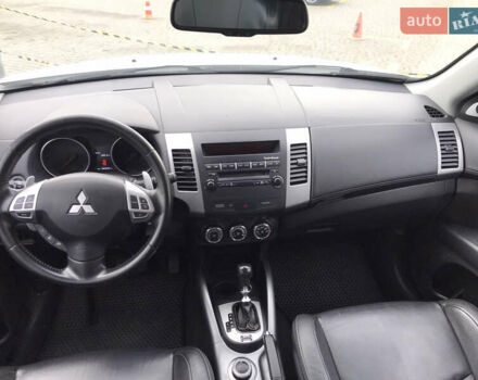 Белый Мицубиси Аутлендер, объемом двигателя 2.18 л и пробегом 285 тыс. км за 11500 $, фото 8 на Automoto.ua
