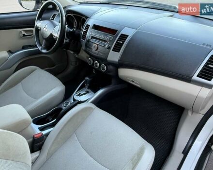 Белый Мицубиси Аутлендер, объемом двигателя 3 л и пробегом 269 тыс. км за 10500 $, фото 55 на Automoto.ua