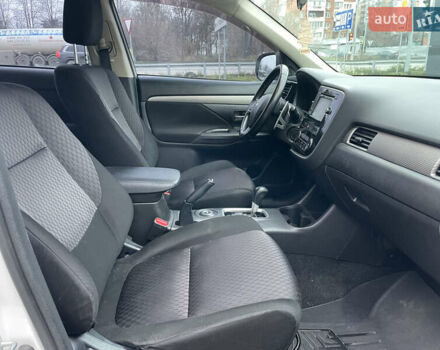 Білий Міцубісі Аутлендер, об'ємом двигуна 2 л та пробігом 194 тис. км за 9200 $, фото 18 на Automoto.ua