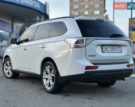 Белый Мицубиси Аутлендер, объемом двигателя 2.36 л и пробегом 76 тыс. км за 15000 $, фото 3 на Automoto.ua