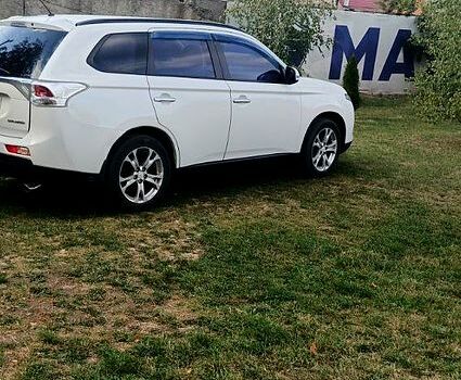 Белый Мицубиси Аутлендер, объемом двигателя 2.4 л и пробегом 300 тыс. км за 12500 $, фото 4 на Automoto.ua