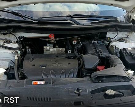 Белый Мицубиси Аутлендер, объемом двигателя 2.4 л и пробегом 300 тыс. км за 12500 $, фото 7 на Automoto.ua