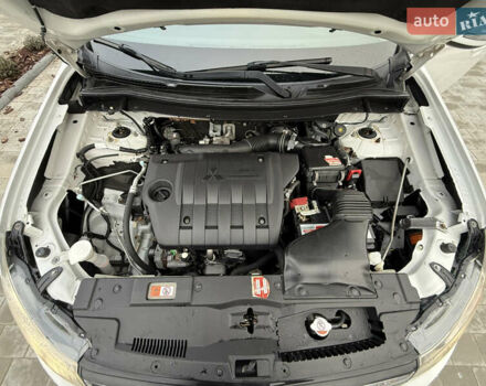 Белый Мицубиси Аутлендер, объемом двигателя 2.27 л и пробегом 264 тыс. км за 13500 $, фото 18 на Automoto.ua