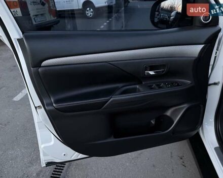 Білий Міцубісі Аутлендер, об'ємом двигуна 2.4 л та пробігом 154 тис. км за 12999 $, фото 11 на Automoto.ua