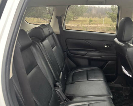 Белый Мицубиси Аутлендер, объемом двигателя 2.27 л и пробегом 240 тыс. км за 14500 $, фото 6 на Automoto.ua