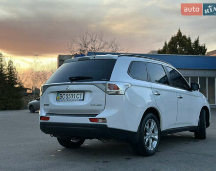 Белый Мицубиси Аутлендер, объемом двигателя 2.36 л и пробегом 76 тыс. км за 15000 $, фото 2 на Automoto.ua