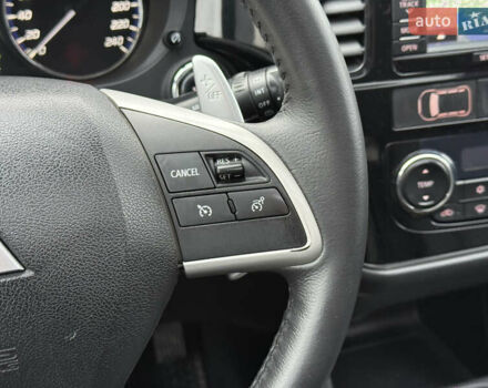 Белый Мицубиси Аутлендер, объемом двигателя 2.27 л и пробегом 264 тыс. км за 13500 $, фото 6 на Automoto.ua