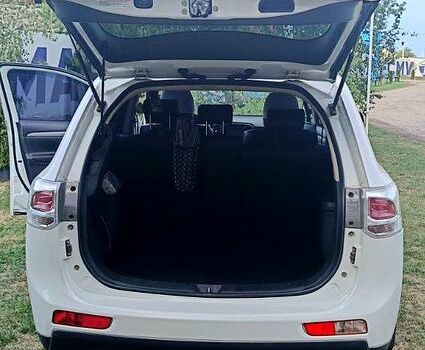 Белый Мицубиси Аутлендер, объемом двигателя 2.4 л и пробегом 300 тыс. км за 12500 $, фото 8 на Automoto.ua