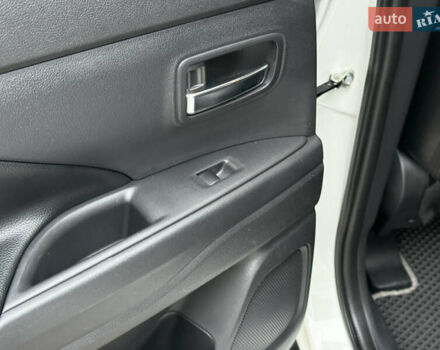 Белый Мицубиси Аутлендер, объемом двигателя 2.27 л и пробегом 264 тыс. км за 13500 $, фото 29 на Automoto.ua