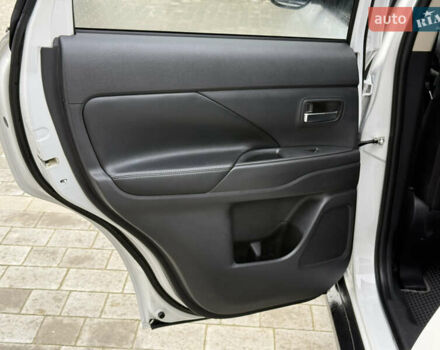 Белый Мицубиси Аутлендер, объемом двигателя 2.27 л и пробегом 264 тыс. км за 13500 $, фото 68 на Automoto.ua