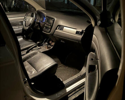 Білий Міцубісі Аутлендер, об'ємом двигуна 2.27 л та пробігом 185 тис. км за 13000 $, фото 2 на Automoto.ua