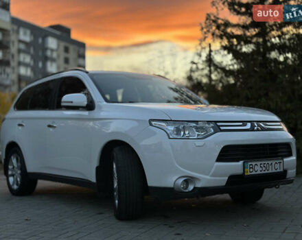 Белый Мицубиси Аутлендер, объемом двигателя 2.36 л и пробегом 76 тыс. км за 15000 $, фото 1 на Automoto.ua