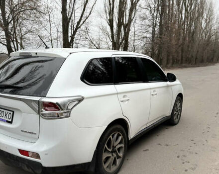 Білий Міцубісі Аутлендер, об'ємом двигуна 2 л та пробігом 150 тис. км за 11000 $, фото 4 на Automoto.ua