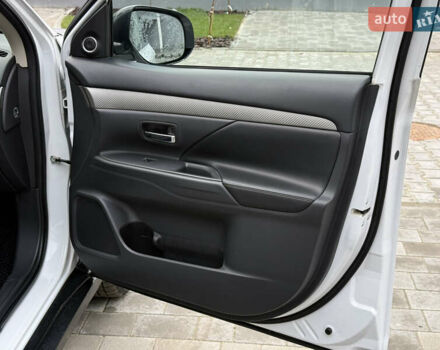 Белый Мицубиси Аутлендер, объемом двигателя 2.27 л и пробегом 264 тыс. км за 13500 $, фото 17 на Automoto.ua