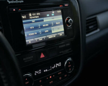 Белый Мицубиси Аутлендер, объемом двигателя 2.36 л и пробегом 76 тыс. км за 15000 $, фото 6 на Automoto.ua