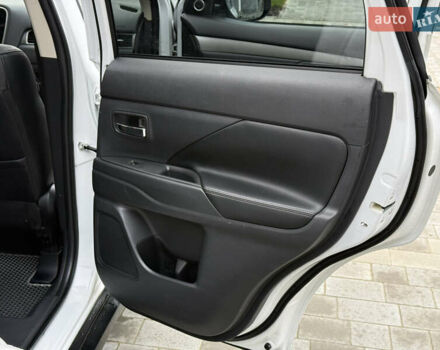 Белый Мицубиси Аутлендер, объемом двигателя 2.27 л и пробегом 264 тыс. км за 13500 $, фото 7 на Automoto.ua