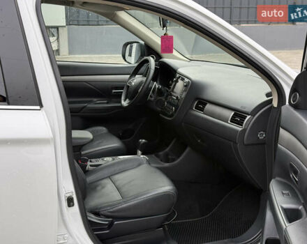 Белый Мицубиси Аутлендер, объемом двигателя 2.27 л и пробегом 264 тыс. км за 13500 $, фото 11 на Automoto.ua