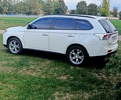 Белый Мицубиси Аутлендер, объемом двигателя 2.4 л и пробегом 300 тыс. км за 12500 $, фото 1 на Automoto.ua