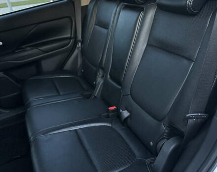 Белый Мицубиси Аутлендер, объемом двигателя 2.36 л и пробегом 76 тыс. км за 15000 $, фото 7 на Automoto.ua