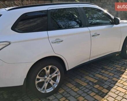 Белый Мицубиси Аутлендер, объемом двигателя 2.36 л и пробегом 240 тыс. км за 11800 $, фото 4 на Automoto.ua