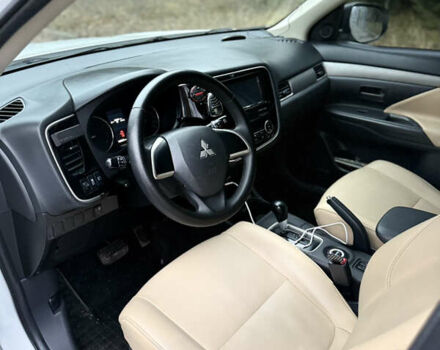 Білий Міцубісі Аутлендер, об'ємом двигуна 2 л та пробігом 150 тис. км за 11000 $, фото 5 на Automoto.ua