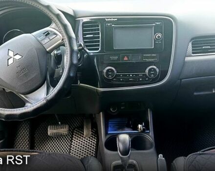 Белый Мицубиси Аутлендер, объемом двигателя 2.4 л и пробегом 300 тыс. км за 12500 $, фото 2 на Automoto.ua