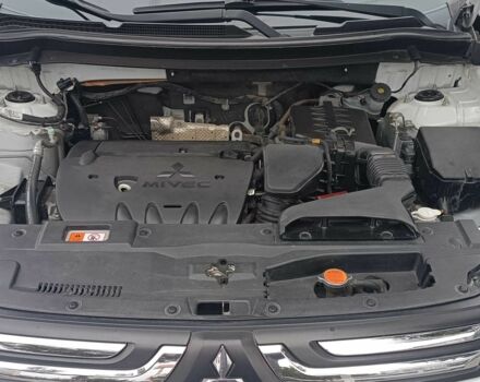 Білий Міцубісі Аутлендер, об'ємом двигуна 2.4 л та пробігом 112 тис. км за 15000 $, фото 4 на Automoto.ua