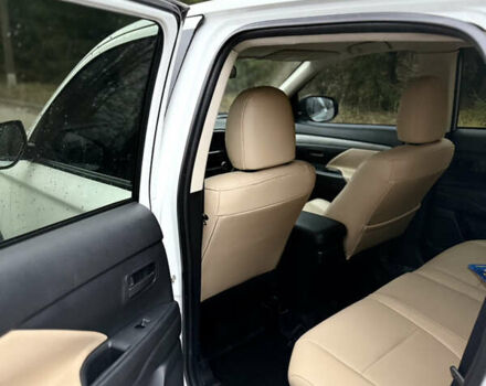 Білий Міцубісі Аутлендер, об'ємом двигуна 2 л та пробігом 150 тис. км за 11000 $, фото 7 на Automoto.ua