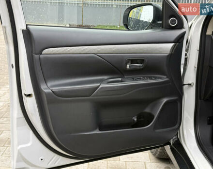 Белый Мицубиси Аутлендер, объемом двигателя 2.27 л и пробегом 264 тыс. км за 13500 $, фото 41 на Automoto.ua