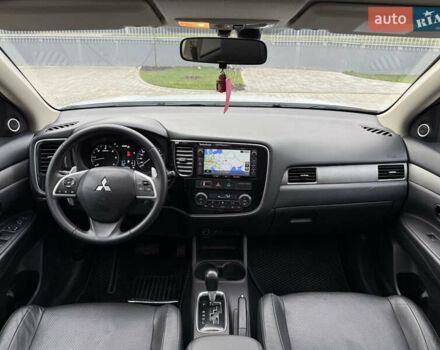 Белый Мицубиси Аутлендер, объемом двигателя 2.27 л и пробегом 264 тыс. км за 13500 $, фото 16 на Automoto.ua