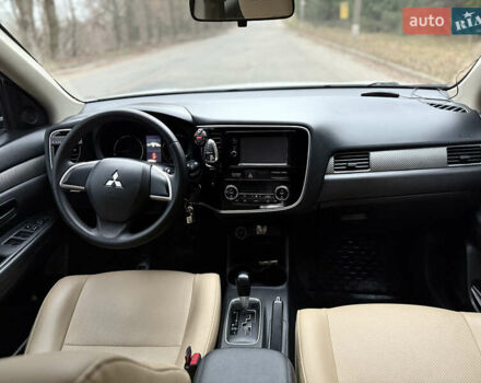 Білий Міцубісі Аутлендер, об'ємом двигуна 2 л та пробігом 150 тис. км за 11000 $, фото 11 на Automoto.ua