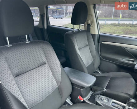 Білий Міцубісі Аутлендер, об'ємом двигуна 2 л та пробігом 194 тис. км за 9200 $, фото 19 на Automoto.ua