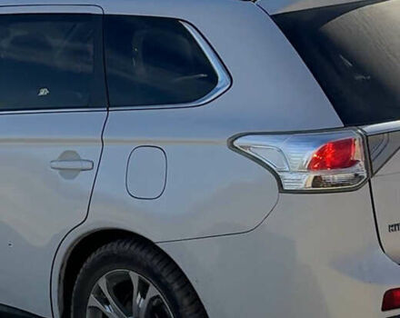 Білий Міцубісі Аутлендер, об'ємом двигуна 2.27 л та пробігом 185 тис. км за 13000 $, фото 4 на Automoto.ua