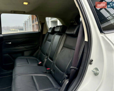 Белый Мицубиси Аутлендер, объемом двигателя 2.27 л и пробегом 264 тыс. км за 13500 $, фото 66 на Automoto.ua