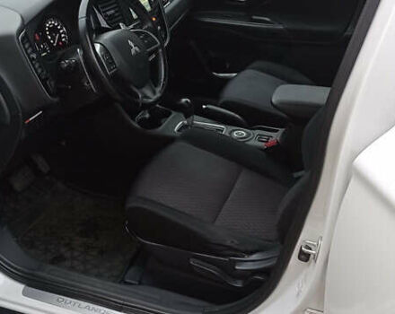 Білий Міцубісі Аутлендер, об'ємом двигуна 2.36 л та пробігом 112 тис. км за 14900 $, фото 4 на Automoto.ua