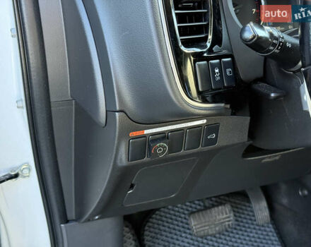 Белый Мицубиси Аутлендер, объемом двигателя 2.4 л и пробегом 148 тыс. км за 12900 $, фото 29 на Automoto.ua