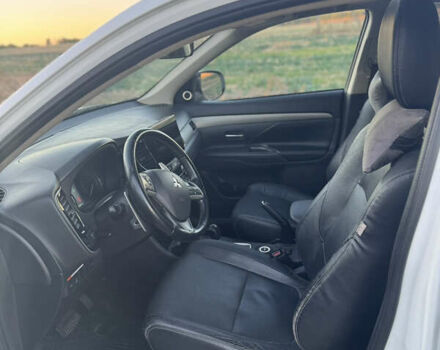 Белый Мицубиси Аутлендер, объемом двигателя 2.3 л и пробегом 250 тыс. км за 15000 $, фото 6 на Automoto.ua