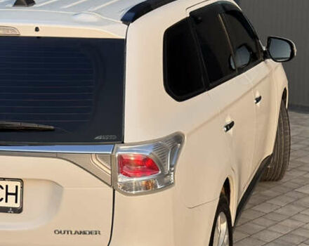 Білий Міцубісі Аутлендер, об'ємом двигуна 2.4 л та пробігом 240 тис. км за 12000 $, фото 4 на Automoto.ua