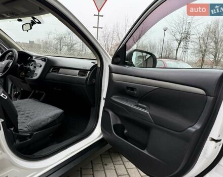 Белый Мицубиси Аутлендер, объемом двигателя 0 л и пробегом 180 тыс. км за 11500 $, фото 15 на Automoto.ua