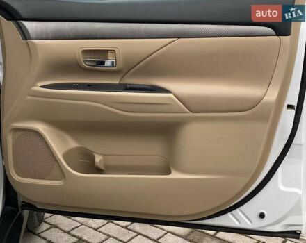 Белый Мицубиси Аутлендер, объемом двигателя 2.36 л и пробегом 215 тыс. км за 9999 $, фото 18 на Automoto.ua