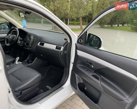 Белый Мицубиси Аутлендер, объемом двигателя 2 л и пробегом 229 тыс. км за 14500 $, фото 9 на Automoto.ua